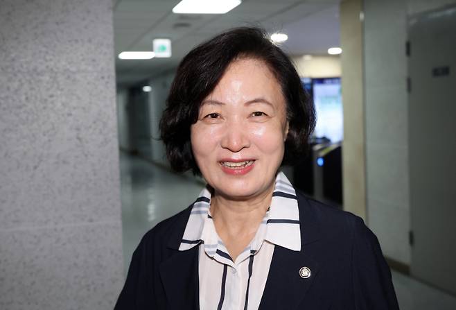 주식 차명거래 의혹에 휘말린 이춘석 의원의 사임으로 공석이 된 국회 법제사법위원회 위원장에 내정된 더불어민주당 추미애 의원이 6일 서울 여의도 국회 의원회관 내 자신의 의원실로 들어가고 있다. 연합뉴스