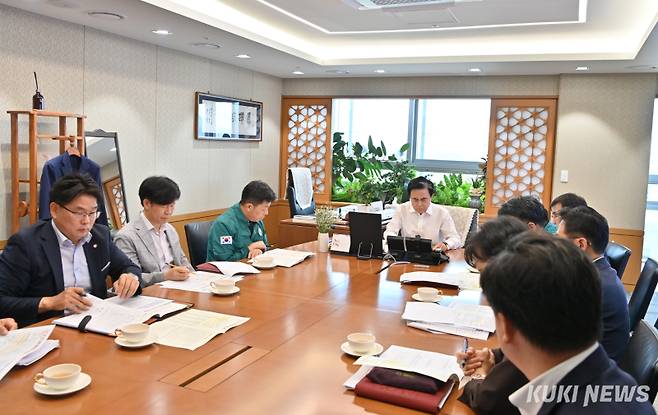 충남도는 이르면 오는 7일부터 폭우피해 관련 도 차원의 특별지원금을 피해 도민들에게 우선 신속하게 신청 및 지급을 시작한다. 사진은 김태흠 지사가 주관하는 재난상황 지원 대책 보고회의 모습.