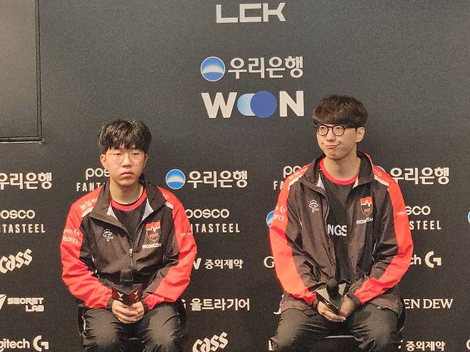 '지우' 정지우와 박승진 농심 감독이 6일 오후 5시 서울 종로구 롤파크 LCK 아레나에서 열린 ‘2025 LCK’ 정규시즌 레전드 그룹 4라운드 한화생명e스포츠와의 경기가 끝나고 기자회견에 참석하고 있다. 송한석 기자