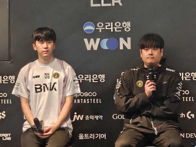 '랩터' 전어진과 유상욱 감독이 6일 오후 7시 서울 종로구 롤파크 LCK 아레나에서 열린 OK저축은행 브리온과의 ‘2025 LCK’ 정규시즌 라이즈 그룹 4라운드가 끝난 후 기자회견을 하고 있다. 송한석 기자