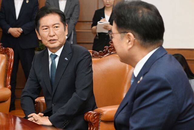 더불어민주당 정청래 신임 대표가 5일 서울 여의도 국회에서 우원식 국회의장을 예방하여 대화를 나누고 있다. 이병주 기자