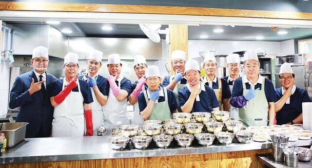 매주 일요일 인천 동암교회 성도들을 위해 국수 만들기에 나서는 장로 12명이 교회 식당에서 포즈를 취하고 있다. 동암교회 제공