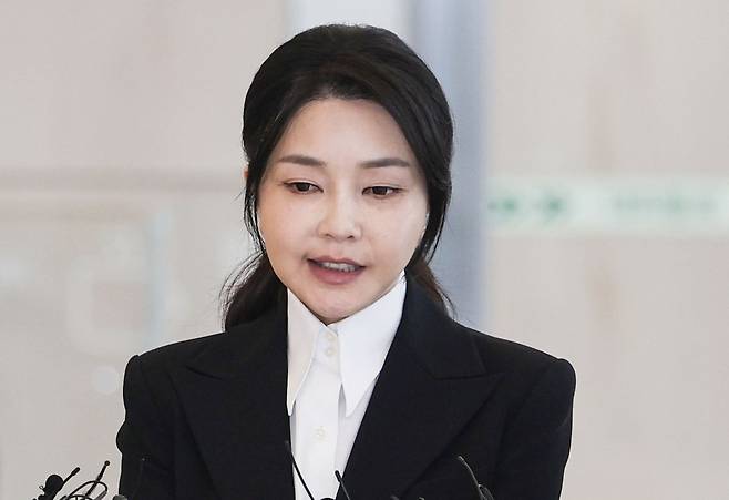김건희 여사가 6일 서울 종로구 KT광화문빌딩 웨스트에 마련된 민중기 특별검사팀에 피의자 신분으로 첫 출석하며 발언하고 있다. 사진공동취재단