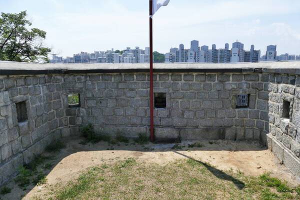 서1치 정면으로 숙지산이 보인다. 여장보다 높이가 높다. 이강웅 고건축전문가