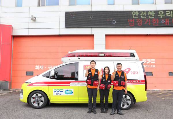 지난 3일 구급차에서 침착한 대응으로 출산을 도운 광명소방서 구급대원들. (오른쪽부터) 이종우 소방위 , 송림 소방장, 허진영 소방사. 광명소방서 제공