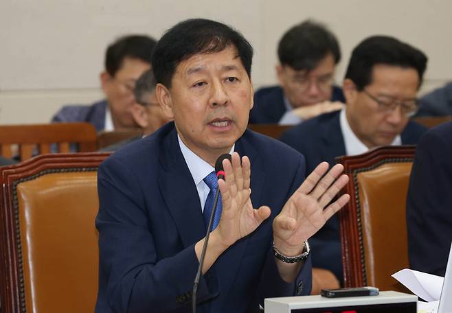 구윤철 경제부총리 겸 기획재정부 장관이 6일 오전 서울 여의도 국회에서 열린 기획재정위원회 전체회의에 출석해 한미 관세 협상과 관련한 의원 질의에 답하고 있다. [이충우 기자]
