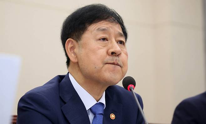 구윤철 경제부총리 겸 기획재정부 장관이 6일 오전 서울 여의도 국회에서 열린 기획재정위원회 전체회의에 출석해 한미 관세 협상과 관련한 의원 질의 도중 입을 다물고 있다. [이충우 기자]