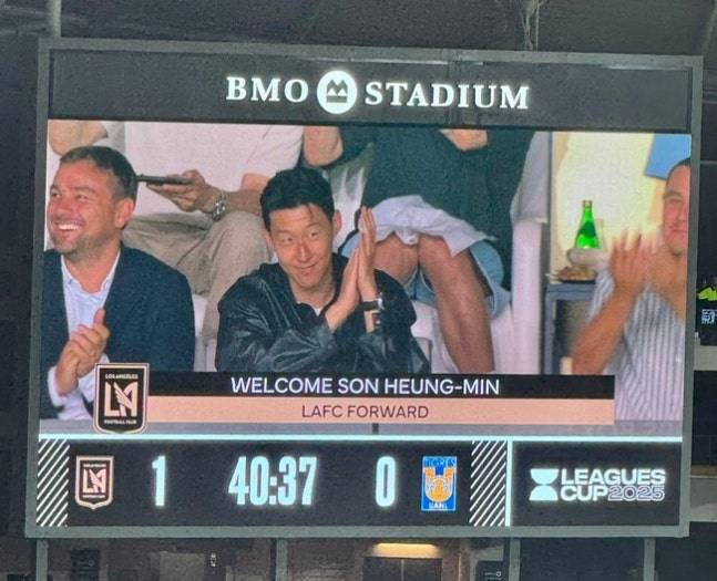 손흥민이 6일 미국 로스앤젤레스 BMO 스타디움에서 열린 리그스컵 경기 도중 전광판을 통해 LAFC 팬들을 향해 인사를 전하고 있다. kxtisxn X