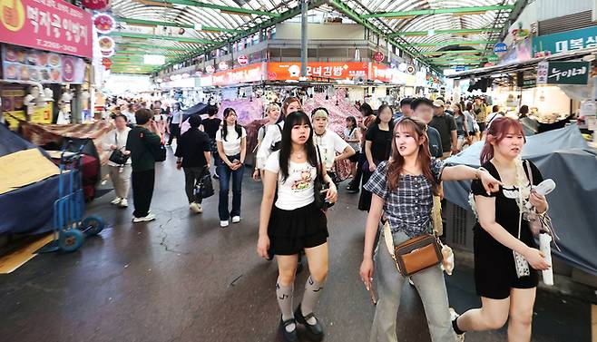 올해 한국과 일본을 오가는 양국 방문객이 약 1400만명으로 역대 최대를 기록할 전망이다. 6일 서울 종로구 광장시장을 찾은 일본인 관광객들이 시장을 둘러보고 있다. [한주형 기자]