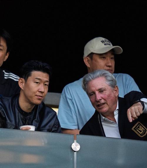 손흥민(왼쪽)이 6일 미국 로스앤젤레스 BMO 스타디움에서 베넷 로즌솔 LAFC 공동 구단주와 이야기를 하고 있다.  Favian Lenkel X