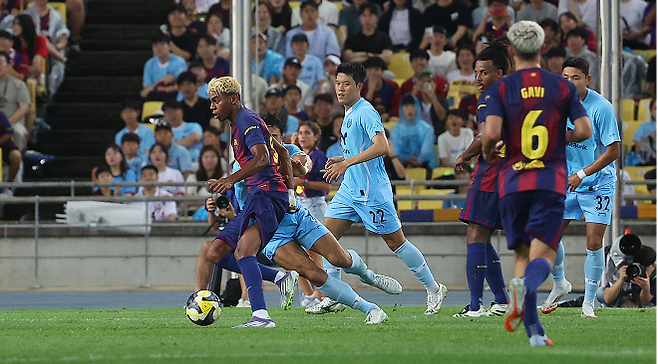 FC Barcelona 2025 Asia Tour Edition Daegu FC and FC Barcelona held at Daegu Stadium on the 4th. FC Barcelona Ramin Malmal is attempting to break through the first half. Photo = Provided by Yonhap News