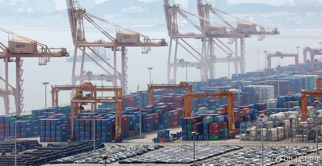 도널드 트럼프 미국 대통령이 한국 등 수십 개 국가들을 상대로 적용할 상호관세율을 수정한 행정명령에 서명했다고 백악관이 1일(현지시간) 밝혔다. 변경된 상호관세율은 이달 7일 발효된다. 사진은 이날 경기 평택시 포승읍 평택항에 수출용 컨테이너가 쌓여있는 모습. /사진=뉴스1