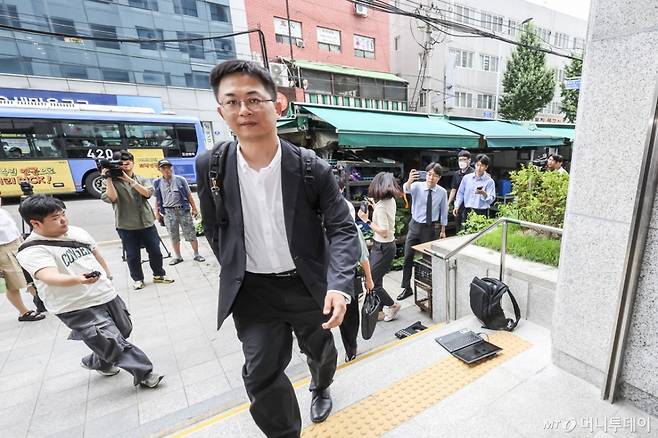 [서울=뉴시스] 조성우 기자 = 김건희 여사와 관련한 의혹을 수사하는 민중기 특별검사팀이 압수수색을 위해 3일 서울시내에 위치한 삼부토건 사무실로 들어가고 있다. 2025.07.03. xconfind@newsis.com /사진=조성우
