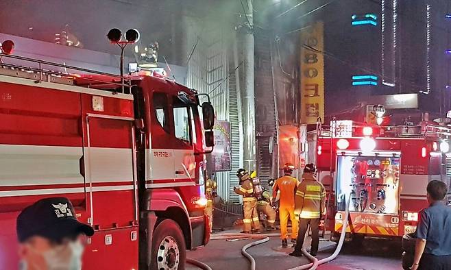 2018년 6월 17일 전북 군산시 장미동 한 주점에서 화재가 발생, 소방관들이 현장을 조사하던 모습./사진=뉴스1