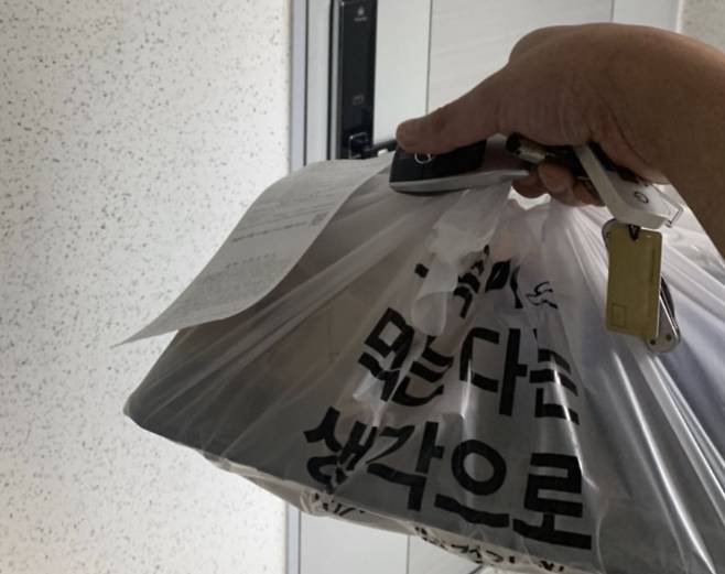 음식 배달 인증사진을 받은 후 바로 나가서 확인했지만 음식이 없었다는 황당한 사연이 전해졌다./사진=X(옛 트위터)