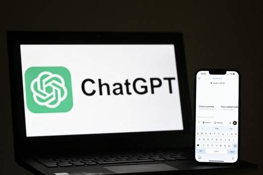 오픈AI의 챗봇 '챗GPT' 로고와 앱 화면./AFPBBNews=뉴스1