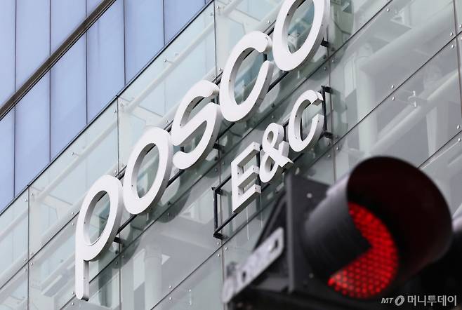 (인천=뉴스1) 장수영 기자 = 6일 인천 연수구 송도국제도시에 위치한 포스코이앤씨 송도사옥 앞 신호등에 빨간불이 켜져 있다.   이재명 대통령은 포스코이앤씨 공사 현장에서 잇따라 인명사고가 발생한 것에 대해 건설면허 취소·공공입찰 금지 방안을 검토하라고 지시했다. 2025.8.6/뉴스1  Copyright (C) 뉴스1. All rights reserved. 무단 전재 및 재배포,  AI학습 이용 금지. /사진=(인천=뉴스1) 장수영 기자