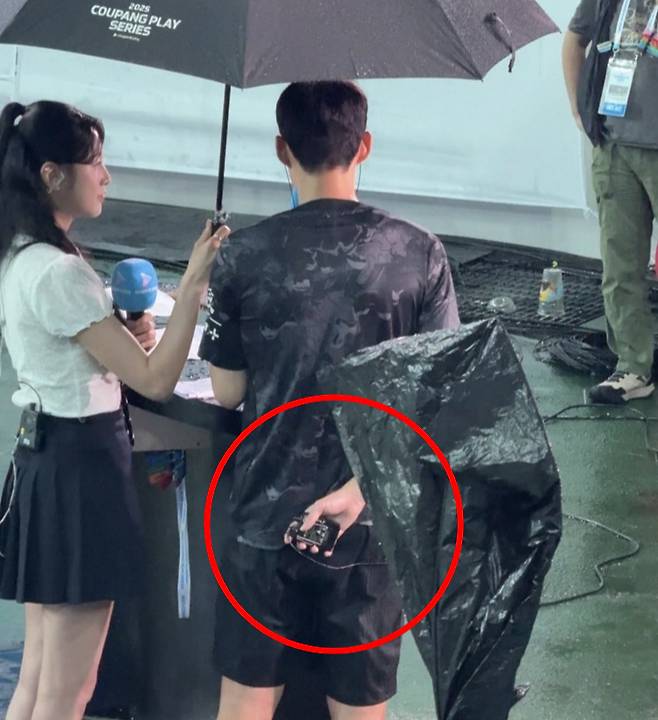 지난 3일 오후 서울월드컵경기장에서 열린 '2025 쿠팡플레이 시리즈' 토트넘과 뉴캐슬의 경기 후 일일 리포터로 변신한 가수 오하영과 인터뷰 중인 손흥민이 왼손에는 마이크, 오른손에는 송출기를 들고 있는 모습. /사진=SNS 캡처