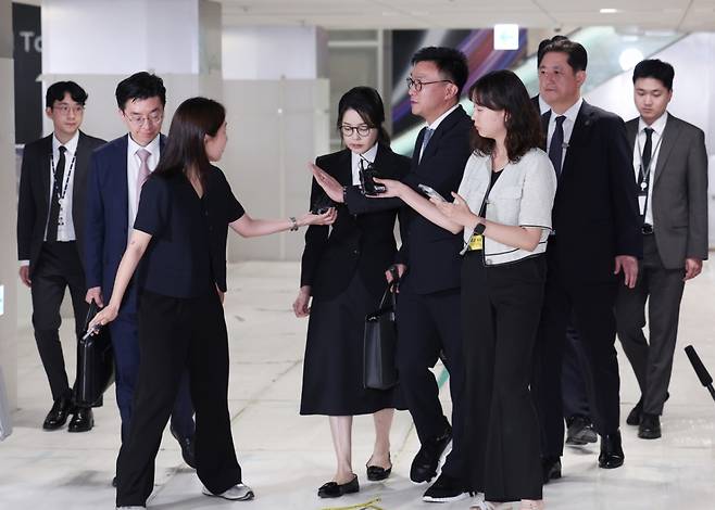 윤석열 전 대통령의 부인 김건희 여사가 6일 서울 종로구 KT광화문빌딩에 마련된 김건희 특검팀(특별검사 민중기) 사무실에서 조사를 마친 후 귀가하고 있다. /사진=뉴스1
