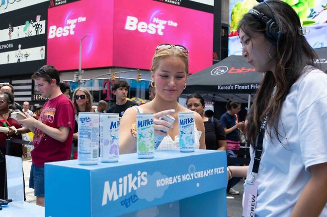 밀키스가 세계인의 입맛을 사로잡으며 롯데칠성음료의 글로벌 성장세를 이끌고 있다. 사진은 미국 뉴욕 타임스퀘어에 마련된 밀키스 부스에서 관람객이 이벤트에 참여하는 모습. /사진=롯데칠성음료