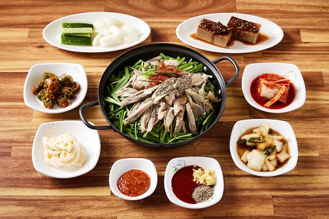 산에들에 제천의림지본점에서는 흑염소전골을 즐길 수 있다. /사진=다이어리알