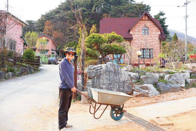천안에 새집을 지었던 아빠는 그 집 옆에 엄마를 위한 문화공간을 만들기 시작했다.
