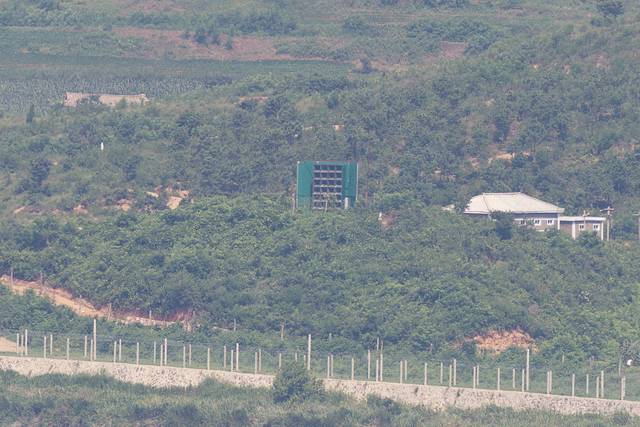 5일 경기 파주시 접경지역에서 바라본 북한 임진강변 초소에 대남 확성기가 평소처럼 설치돼 있다. 국방부는 지난 4일부터 남북 긴장 완화를 위해 고정식 대북 확성기를 철거하고 있지만, 북한은 아직 별다른 반응이 없는 상태다.  연합뉴스