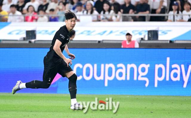 2025년 8월 3일 오후 서울월드컵경기장에서 쿠팡플레이 시리즈 '토트넘 홋스퍼 FC와 뉴캐슬 유나이티드 FC'의 경기가 열렸다.토트넘 손흥민이 드리볼 돌파를 하고 있다.