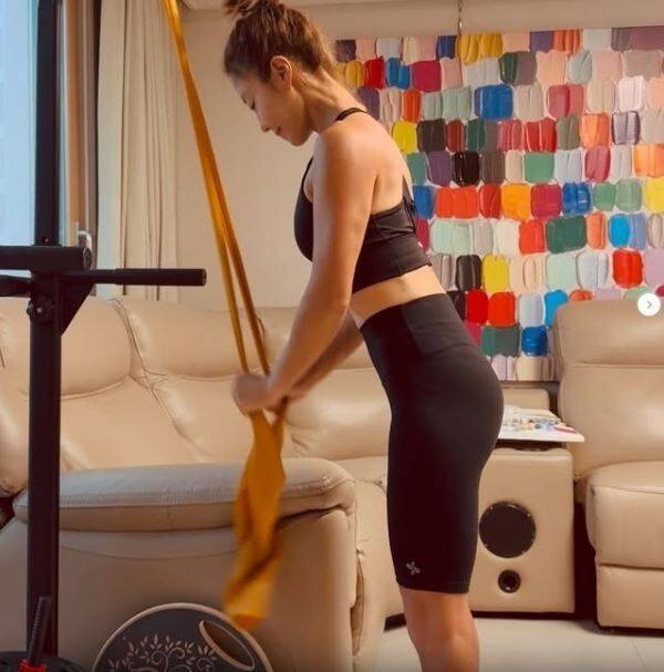 밴드 스트레칭하는 이지현. /이지현 소셜미디어