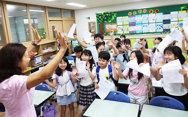 교육 당국이 내년 초등학교에 배치할 신규 교사를 올해보다 1159명 줄여 선발한다. 사진은 한 초등학교 교실의 모습. [연합]