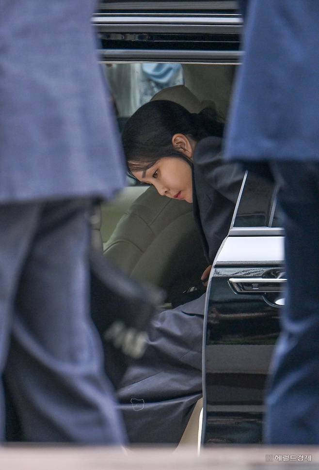윤석열 전 대통령 부인 김건희 여사가 6일 오전 서울 종로구 민중기 특검 사무실에 조사받기 위해 피의자 신분으로 출석하고 있다. 임세준 기자