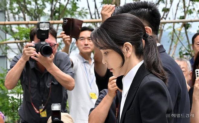 윤석열 전 대통령 부인 김건희 여사가 6일 오전 서울 종로구 민중기 특검 사무실에 조사받기 위해 피의자 신분으로 출석하고 있다. 임세준 기자