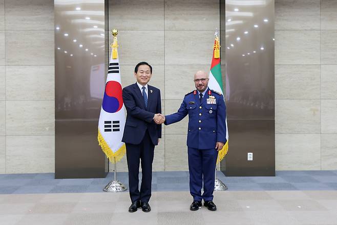 이브라힘 나세르 모하메드 알 알라위 UAE 국방차관은 이두희 국방부 차관과 6일 국방부에서 제13차 한-UAE 차관급 운영위원회 회의를 가졌다. [국방부 제공]