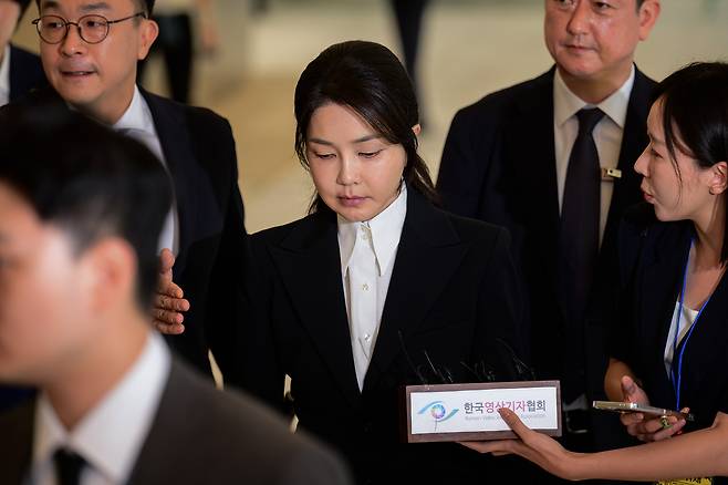 윤석열 전 대통령 부인 김건희 여사가 6일 오전 서울 종로구 민중기 특검 사무실에 조사받기 위해 피의자 신분으로 출석하고 있다. 김 여사의 소환조사는 지난 7월 2일 특검이 수사를 개시한 지 35일 만이다. 도이치모터스 주가조작 의혹과 공천개입 의혹, 건진법사 청탁 의혹 등 특검법상 김 여사에 대한 수사 대상 의혹은 총 16개에 이르며, 전·현직 대통령 부인이 수사기관에 피의자로 공개 출석하는 것은 헌정사상 처음이다. 사진공동취재단