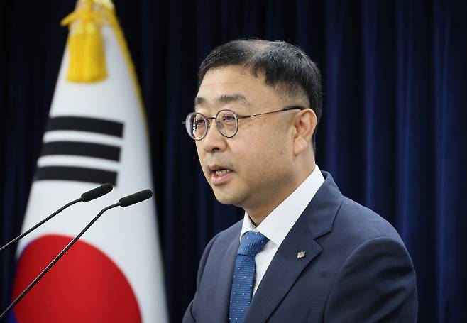 송상훈 과학기술정보통신부 정보통신정책실장이 4일 서울 종로구 정부서울청사에서 독자 AI 파운데이션 모델 프로젝트 정예팀 선정 결과를 브리핑하고 있다. [연합]