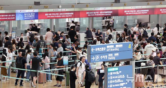 [인천공항=뉴시스] 조성우 기자 = 인천국제공항 제1여객터미널 출국장이 이용객들로 북적이고 있다. 2025.08.03. xconfind@newsis.com