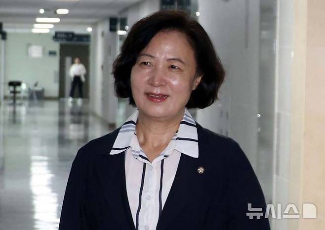 [서울=뉴시스] 조성봉 기자 = 국회 법제사법위원회 위원장에 내정된 추미애 더불어민주당 의원이 6일 서울 여의도 국회 의원회관 사무실로 들어가고 있다. 이날 민주당은 '주식 차명거래 의혹'을 받고 있는 법사위원장 이춘석 의원을 제명했다. 2025.08.06. suncho21@newsis.com