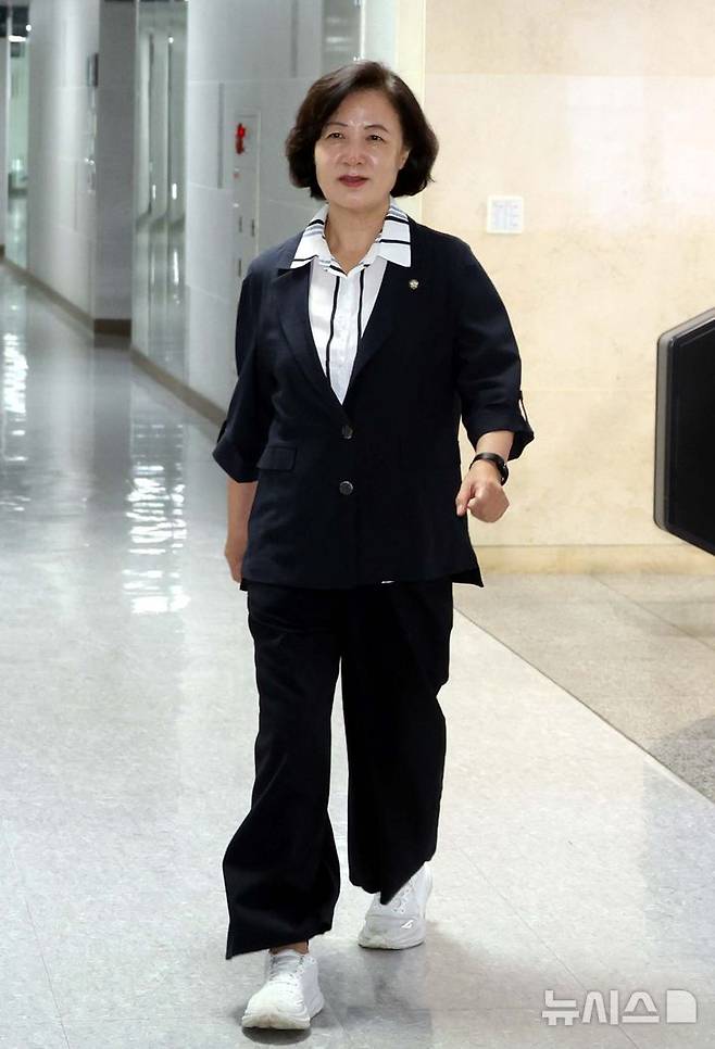 [서울=뉴시스] 조성봉 기자 = 국회 법제사법위원회 위원장에 내정된 추미애 더불어민주당 의원이 6일 서울 여의도 국회 의원회관 사무실로 들어가고 있다. 이날 민주당은 '주식 차명거래 의혹'을 받고 있는 법사위원장 이춘석 의원을 제명했다. 2025.08.06. suncho21@newsis.com