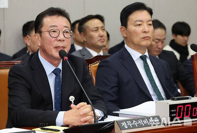[서울=뉴시스] 조성우 기자 = 홍철호(왼쪽) 전 대통령실 정무수석이 지난해 11월 19일 오후 서울 여의도 국회에서 열린 운영위원회 전체회의에서 의원 질의에 답변하고 있다. 오른쪽은 김성훈 대통령경호처 차장. 2024.11.19. xconfind@newsis.com