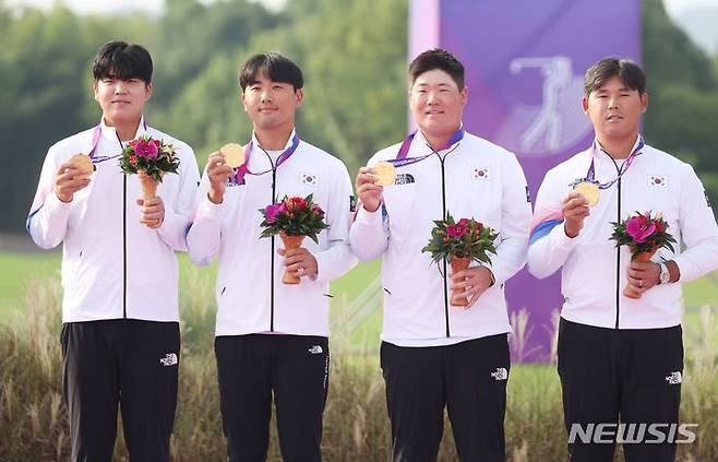 [항저우=뉴시스] 조수정 기자 = 2023년 10월1일 중국 항저우 서호 국제골프코스에서 열린 2022 항저우 아시안게임 남자 골프 단체전에서 금메달을 차지한 장유빈(왼쪽부터), 조우영, 임성재, 김시우가 메달을 들어보이고 있다. 2023.10.01. chocrystal@newsis.com