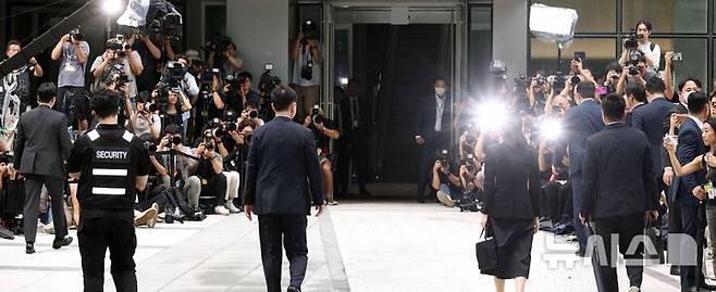 [서울=뉴시스] 사진공동취재단 = 도이치모터스 주가조작 연루 의혹 등을 받는 김건희 여사가 6일 오전 서울 종로구 김건희 특검팀(특별검사 민중기)사무실에 피의자 신분으로 소환되고 있다. 2025.08.06. photo@newsis.com