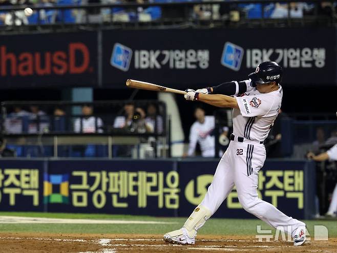 [서울=뉴시스] 배훈식 기자 = 24일 오후 서울 송파구 잠실야구장에서 열린 2025 신한 쏠뱅크 KBO리그 두산 베어스와 한화 이글스의 경기, 7회말 1시 1루 상황에서 두산 김재환이 역전 투런 홈런을 때리고 있다. 2025.07.24. dahora83@newsis.com