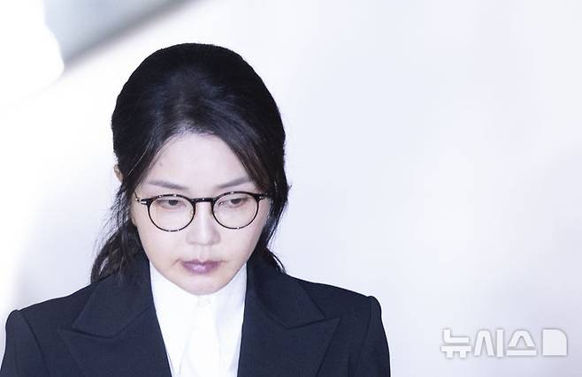 [서울=뉴시스] 김근수 기자 = 도이치모터스 주가조작 연루 의혹 등을 받는 김건희 여사가 6일 서울 종로구 김건희 특검팀(특별검사 민중기) 사무실에서 피의자 신분으로 조사를 마친 뒤 밖으로 나서고 있다. 2025.08.06. ks@newsis.com