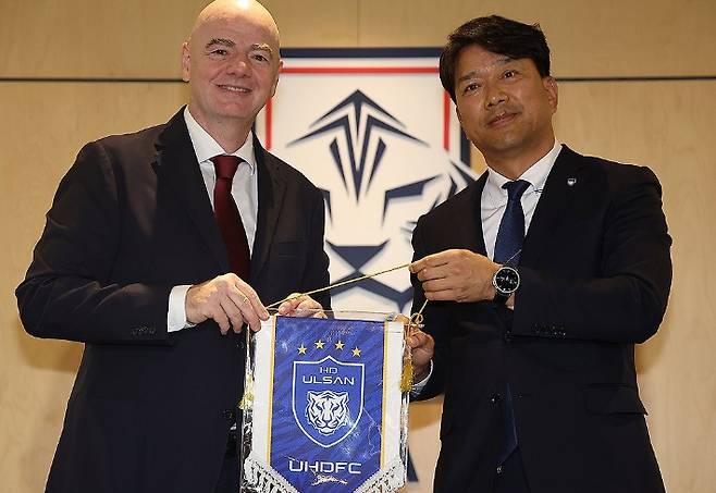 김광국 울산 HD 대표이사(오른쪽)가 잔니 인판티노 국제축구연맹(FIFA) 회장과 페넌트를 교환하고 있다. 연합뉴스