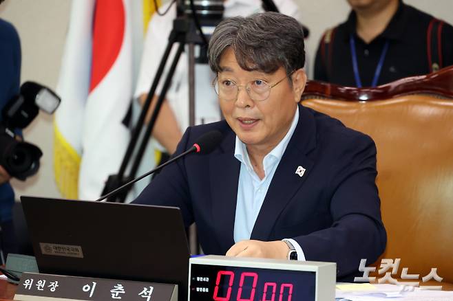 주식 차명거래 논란에 휩싸인 뒤 더불어민주당 자진 탈당 및 법제사법위원장 사임 의사를 밝힌 이춘석 의원. 사진은 1일 서울 여의도 국회에서 열린 법제사법위원회 전체회의에서 발언하는 모습. 윤창원 기자
