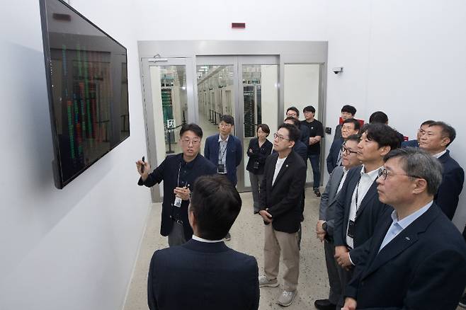 배경훈 과학기술정보통신부 장관이 지난달 24일 세종 네이버데이터센터를 방문해 시찰하고 있다. 과학기술정보통신부 제공