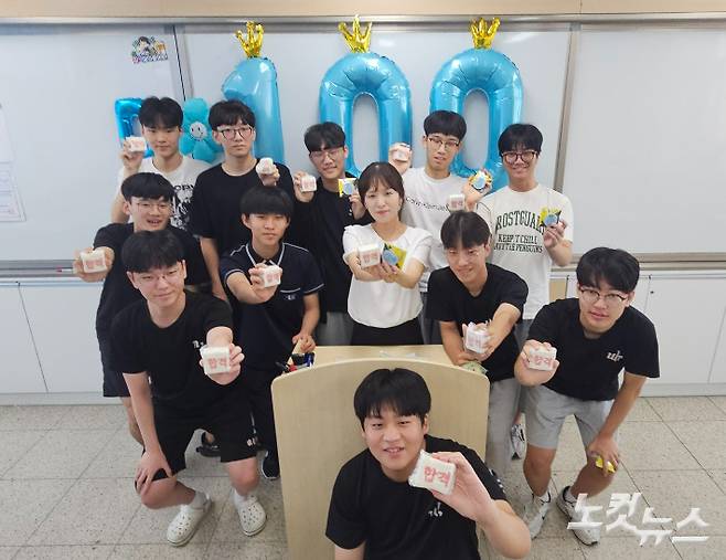 수능 D-100일인 지난 5일 청주 운호고등학교 학생들이 '합격' 글자가 쓰인 떡을 들고 기념 촬영을 하고 있다. 임성민 기자