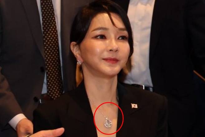 지난 2022년 6월 나토 순방 당시 6천만원대 반클리프 아펠 목걸이를 착용한 김건희씨. 연합뉴스