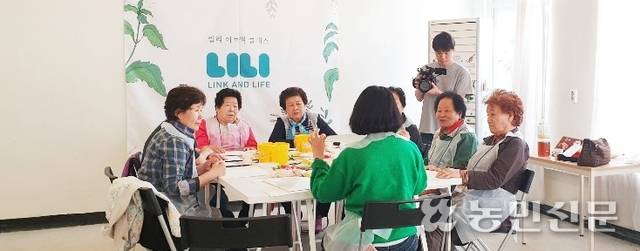남산마을 할머니들이 ‘내 친구의 얼굴 그리기’ 수업을 듣고 있다. “칠십 평생 물감을 처음 만져본다”는 이도 있었다.