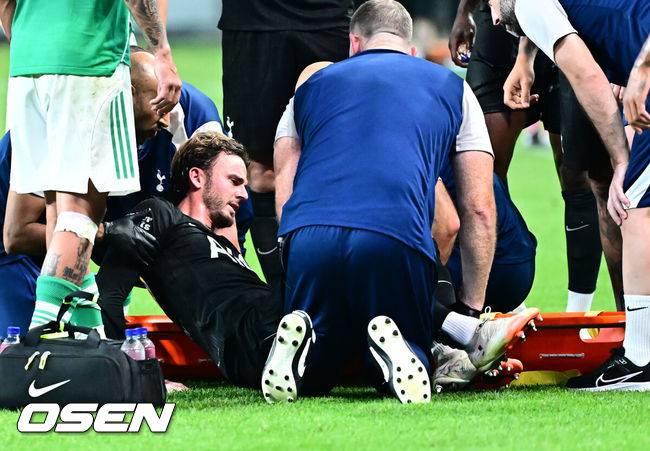 [OSEN=지형준 기자] 3일 오후 서울월드컵경기장에서 쿠팡플레이 시리즈 2025 2경기, 토트넘 홋스퍼 FC와 뉴캐슬 유나이티드 FC의 프리시즌 친선경기가 열렸다.토트넘 손흥민의 고별전이자 양민혁과 뉴캐슬 박승수의 맞대결로 주목받는 이번 경기는 단순한 프리시즌 친선경기가 아닌, 전설의 마지막, 신예의 등장 교차점이라는 특별한 의미가 더해진다.후반 토트넘 매디슨이 부상을 교체되고 있다. 2025.08.03 / jpnews@osen.co.kr